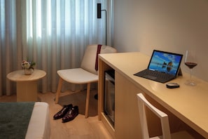 Desk, laptop workspace, free WiFi