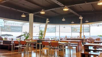 Sarapan ala kontinental setiap hari (THB 400 per orang)