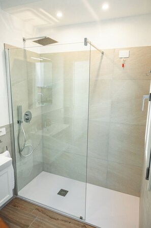 Shower, hair dryer, bidet, towels - Modern accommodation for those who want comfort, convenience and a postcard view. (Scoglitti)