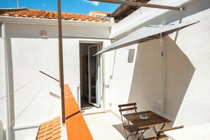 Outdoor dining - Modern accommodation for those who want comfort, convenience and a postcard view. (Scoglitti)