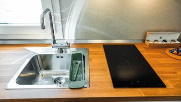 Réfrigérateur, micro-ondes, plaque de cuisson, cafetiÚre/bouilloire