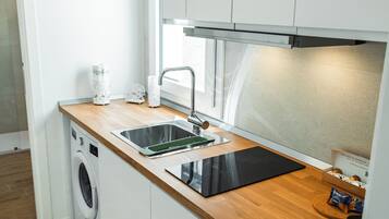 Réfrigérateur, micro-ondes, plaque de cuisson, cafetiÚre/bouilloire