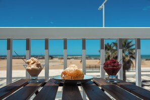 Outdoor dining - Modern accommodation for those who want comfort, convenience and a postcard view. (Scoglitti)