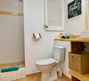 Séchoir à cheveux, serviettes fournies, papier de toilette