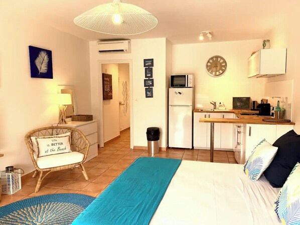 Tabla de planchar con plancha, wifi y ropa de cama 