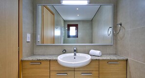 Ducha, secador de pelo, toallas