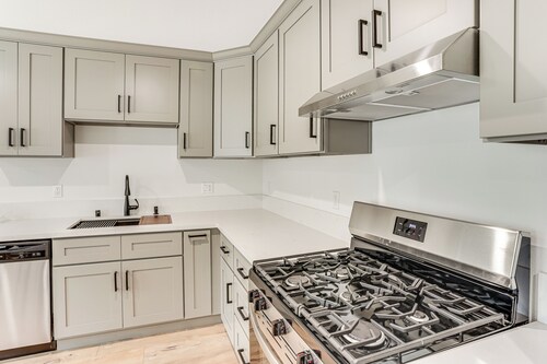 2 Mi to Ocean: Sleek & Modern Gem in Long Beach!