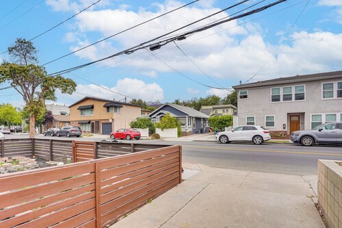 2 Mi to Ocean: Sleek & Modern Gem in Long Beach!