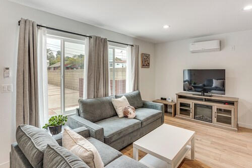 2 Mi to Ocean: Sleek & Modern Gem in Long Beach!