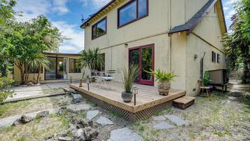 House (4 Bedrooms) | Front of property