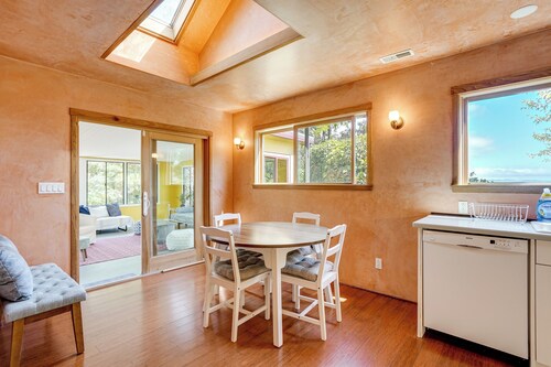 Near Golf, Trails & Parks: Lush Pinole Retreat