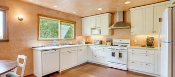 Near Golf, Trails & Parks: Lush Pinole Retreat