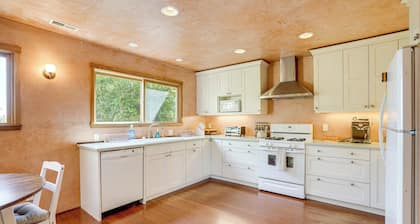 Near Golf, Trails & Parks: Lush Pinole Retreat