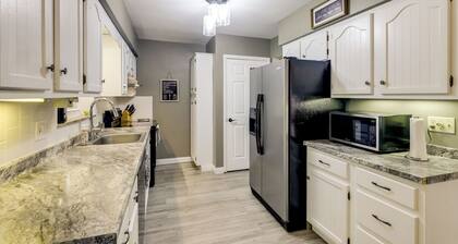 10 Mi to Dtwn Cincinnati: Home w/ Patio & Yard!