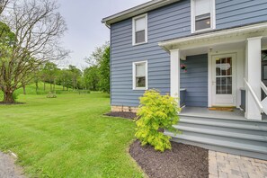 Apartment (2 Bedrooms) | Interior - Walk to Saylors Lake: Townhome w/ Shared Perks! (Saylorsburg)