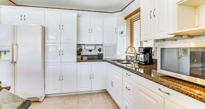 'love Lake Retreat w/ Hot Tub in New Richmond!