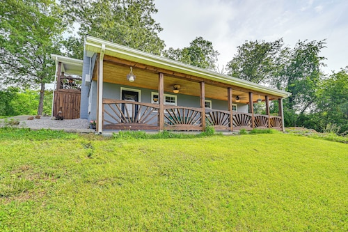 6 Mi to Lake Liberty: Pet-friendly Home w/ Yard