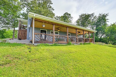 6 Mi to Lake Liberty: Pet-friendly Home w/ Yard