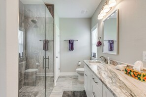 House (4 Bedrooms) | Interior - Modern Family Home w/ Spacious Yard in Milton (Milton)