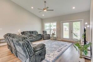 House (4 Bedrooms) | Interior - Modern Family Home w/ Spacious Yard in Milton (Milton)