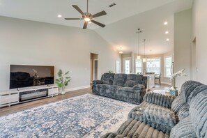 House (4 Bedrooms) | Interior - Modern Family Home w/ Spacious Yard in Milton (Milton)