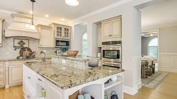 House (5 Bedrooms) | Interior