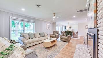 House (5 Bedrooms) | Interior