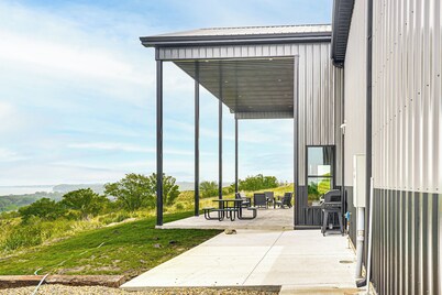 2 Mi to Lewis and Clark Lake: Spacious Getaway