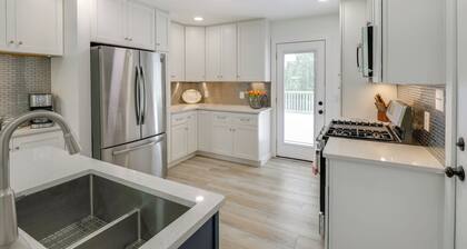 Group Getaway: Lakefront Retreat in Fayetteville!