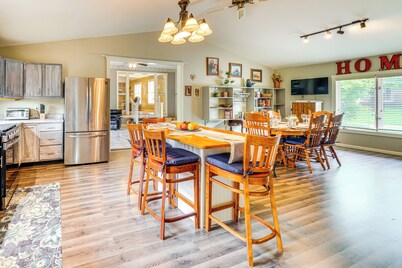 14 Mi to Dtwn Louisville: Holiday Vacation Home!