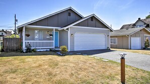 A two-story residential house with a front porch, a garage, and a well-maintained lawn. - Central Tacoma Escape < 2 Mi From The Tacoma Dome! (Tacoma)