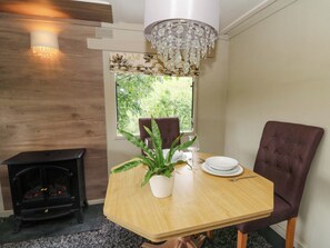 Dining - Gwybedog (Llanwrda)