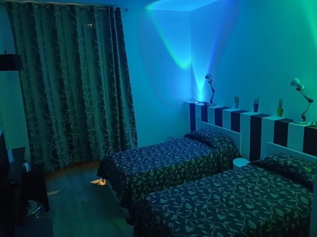 Coffres-forts dans les chambres, fer et planche à repasser