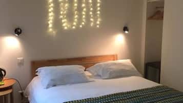 Habitación doble | Caja de seguridad en la habitación y tabla de planchar con plancha