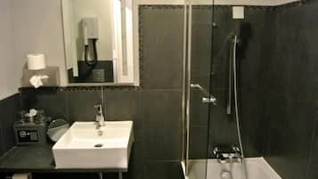 Habitación doble | Caja de seguridad en la habitación y tabla de planchar con plancha