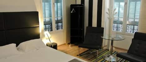 Double Room | In-room safe, iron/ironing board, free WiFi