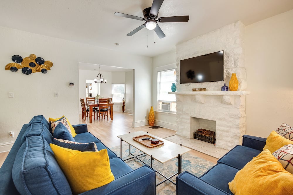Modern 2BR Kansas City Condo Near Downtown - South Hyde Park, MO