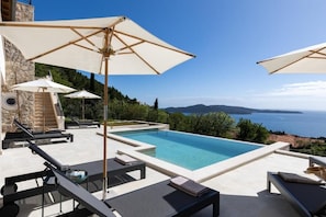 Villa (4 Bedrooms) | Balcony