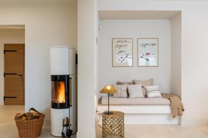 Villa (4 Bedrooms) | Aire de séjour | Téléviseur