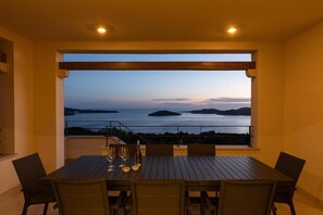 Villa (4 Bedrooms) | Balcón