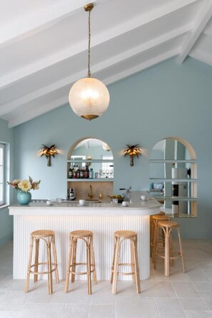 Villa (4 Bedrooms) | Woonruimte | Televisie