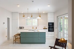 Villa (4 Bedrooms) | Cuisine privée | Micro-ondes, four, plaque de cuisson, lave-vaisselle