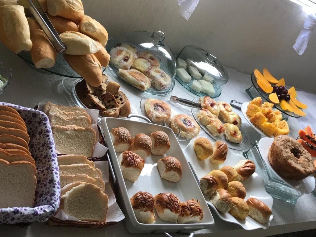 Un buffet proposant une variété de produits de boulangerie, notamment du pain, des viennoiseries et des muffins.