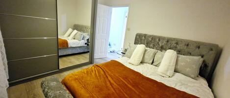 2 عدّة غرف نوم ومكواة/لوح كي وواي فاي وملاءات أسرّة