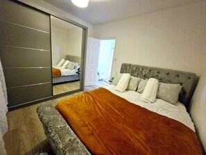 2 habitaciones, tabla de planchar con plancha, wifi y ropa de cama
