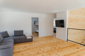 TV, fireplace, stereo