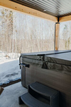 Outdoor spa tub - Spa & Lake | Orphee (Chertsey)