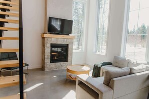TV, fireplace, stereo