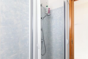 Secadora de cabello, toallas, jabón, papel de baño 