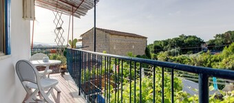 Cute apartment whit balcony.